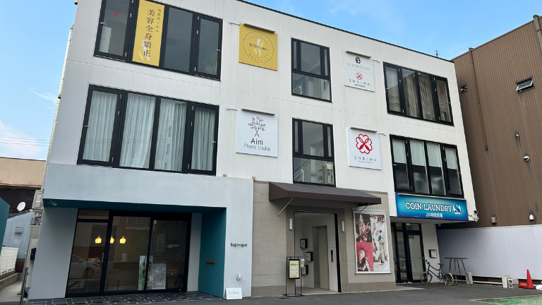 整体院omoビル外装近く